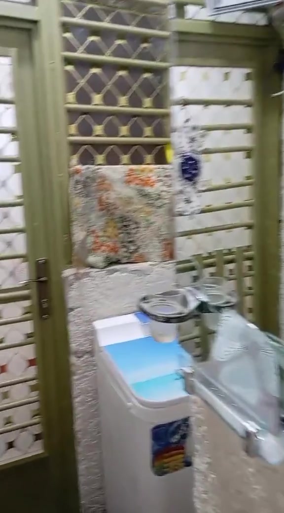 بيت ٥٠ متر للبيع الدسيم شارع حسينية الشيخ واهاب ثاني فرع على ايدك ليمين فرع أسواق تبارك قاط ونص بناء حديث كامل وجاهز من كلشي سطح شتايكر ماطور تانكي كيزر واير سحب اناره خلاطات مي كبل جيب غراضك وتكعد استفسار خاص او واتساب *********** ملاحظه الغرفه لفوك ما صورتها لان لعائله كاعدين بيها بس هيه كامله حالها حال جوه
