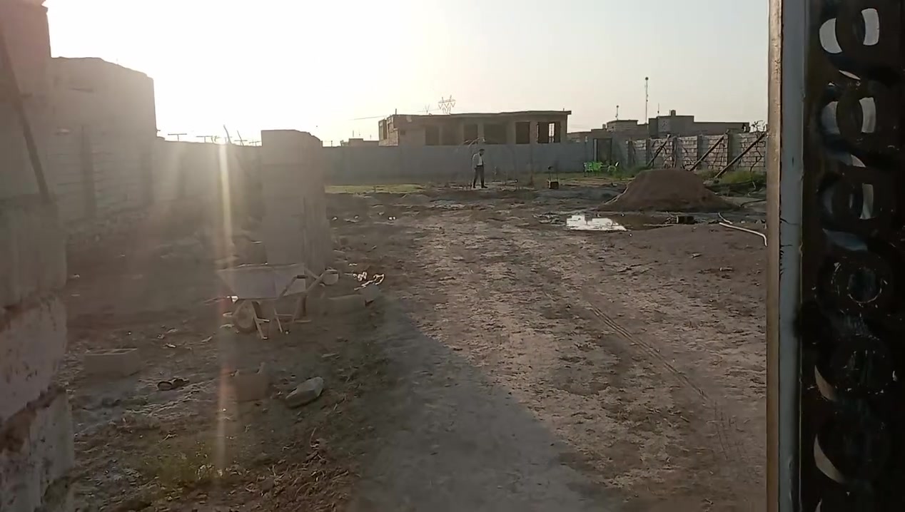 المزرعة مساحتها ١٢٥٠ تحتوي على هيكل
طابو زراعي سند 25

مكانه حي منصور نزلت علوه سيد وتكدر تجي من نزله الثانيه من فلكه مال نزله الامام 

الاتصال ***********
