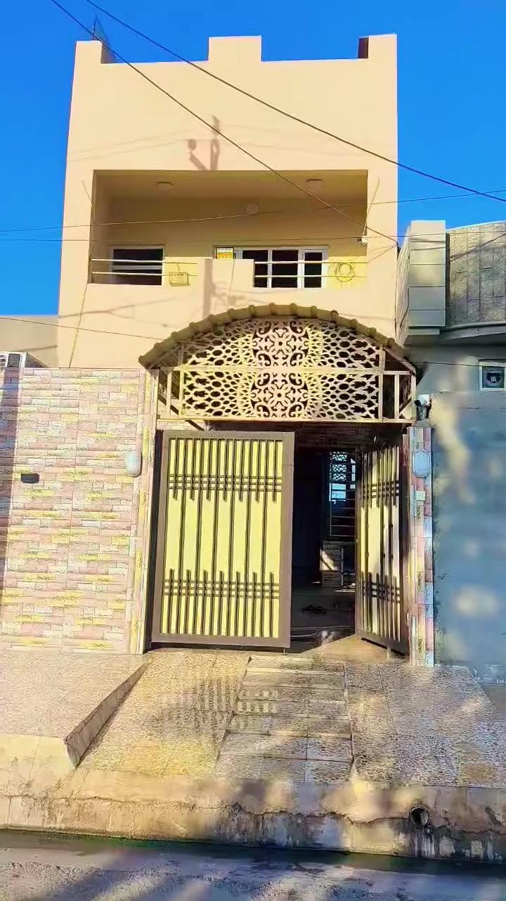 دار للبيع ملك صرف المساحه 100 متر الواجهه 5/ والعمق /20 /موقع مميز جدا حي السماح التسعين قريب على حي الزهراء 
طابقين /ط 1 كامل / ط 2  مثل ماموضح بالفيديو 
الاتصال على الرقم ***********
