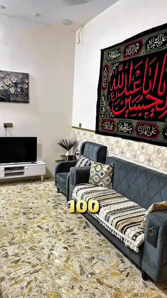 السلام عليكم 
بيت للبيع الشعلة الدوانم شارع ابو الدهن الفرع الثالث المساحة 100 متر الوجه 6 ونص والنزال 16 البيت كامل من كلشي وبناء حديث 2024 الطابق لاول يحتوي على استقبال + غرفة نوم 1 + ملحقات الطابق الثاني يحتوي على 3 غرف نوم + حمام مشترك السعر 130 مليون وبي مجال الهاتف ***********
