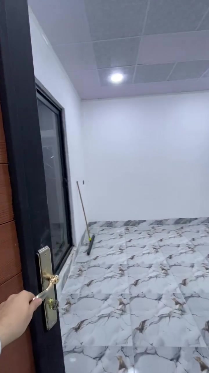 ⭕️ زيروو(( حي الملاين الثانية المربع الذهبي)) 

⭕️ سعر ( 100) مليون وبي مجال بسيط

⭕️ بيت زيروو حديث مساحة 100م واجهة 7.5م 

⭕️ زيروو 2026  طابق ونصف 

⭕️ يحتوي الطابق الاول على ⬇️

⭕️ ( استقبال+ هول+غرف نوم 2 + مطبخ+مشتملات)

⭕️ يحتوي الطابق الثاني على ⬇️

⭕️ غرفة نوم مطله على الشارع + سطح عدد2 

💢 شارع مميز مبلط شارع 12م +ماء وكهرباء 

البيت كامل من ناحية الدكتات و الكيزرات والتانكيات وماطور الماء والمغاسل جاهز للسكن.

للاستفسار الاتصال على 
*********** ميسر

