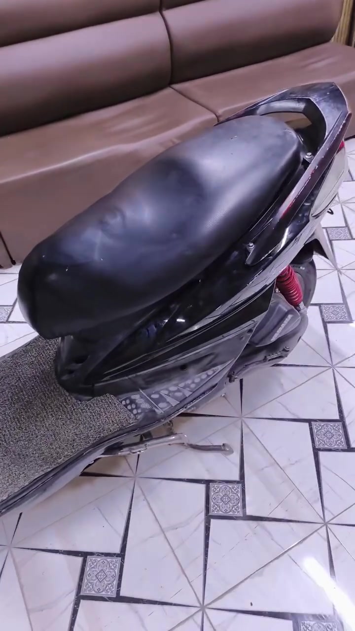سكنس فحل كابريتر
ادراجة م عدل خير من الله ما بيهة اي نقص فقط ابريك امامي بنزات 
عارضهة 650 وبيهة مجال مكاني بغداد بياع كدام عينك ادراجة 
***********
