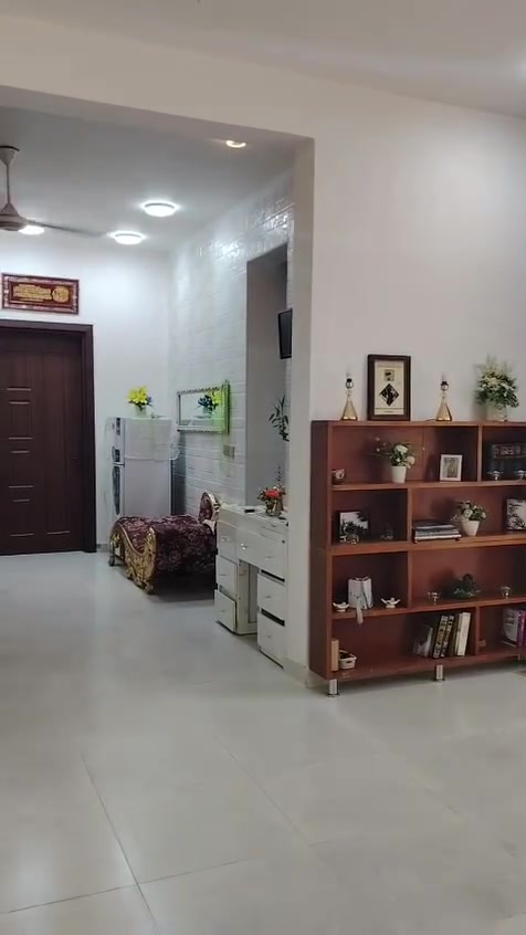 🏡 دار سكن للبيع | موقع مميز جداً
📍 الموقع: الخاجية – توزيع الضباط
 – #شارع_20
📌 الموقع التفصيلي:
 #خلف_ماركت_عمو_حيدر
📐 المساحة: 260 م²
📏 الواجهة: 10 م
📏 النزال: 26 م
🏗️ سنة البناء: 2026
✨ تفاصيل الدار: ▪️
طابق واحد 
 استقبال واسع
▪️ هول
▪️ مطبخ
▪️ غرفتين نوم
▪️ مجموعة صحية
▪️ درج + بيتونه
▪️ گراج 🚗
▪️ حديقة 🌿
⭐ دار حديثة البناء بموقع مميز، ومساحة وواجهة ممتازة، وتصميم عملي ومناسب للسكن العائلي.
📞 للاستفسار / ***********
                       ***********
