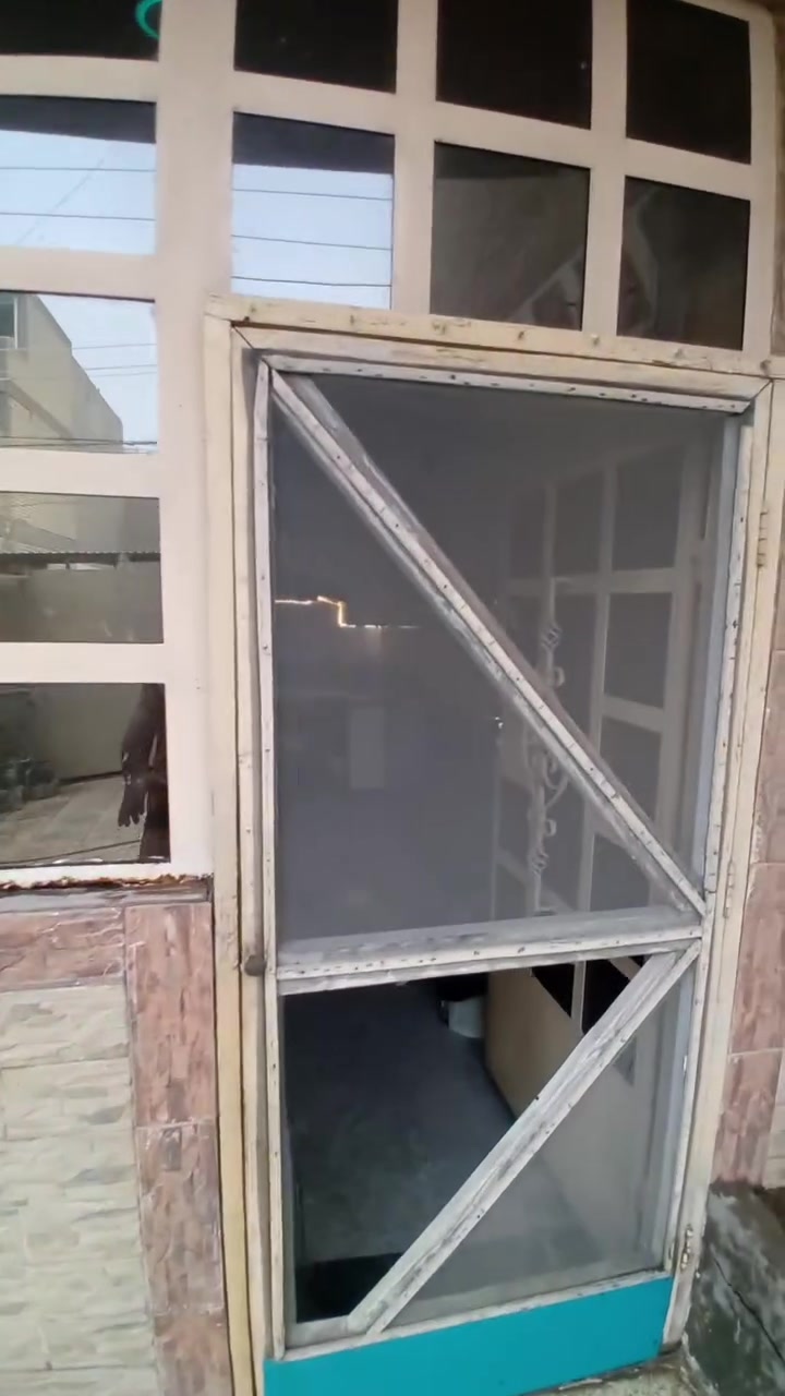السلام عليكم 🏠
دار للبيع المساحه ١٥٠متر واجهة ٧ونص يتكون الدار من كراج وحديقة ومدخلين للبيت واحد عالمطبخ والثاني على الصالة .يتكون من من مطبخ وصاله وهول حولي الدرج وغرف عدد٣ ومنورين وخدمات٢ ومخزن  وسطح صغير وسطح كبير على طول البيت 🏠 
ملاحظة البيت طابو🏠 .يوجد مقطع فيديو للتوضيح 
البيت يحتاج إلى صبغ وترميم ارضيه. المكان في حي الشرطة المربع الأخير قرب الخط السريع الدورة 
البيت حلو ومساحته حلوه🏠 وبالعافية على الياخذه للاستفسار أكثر اتصل على *********** ابو حيدر @🏠
