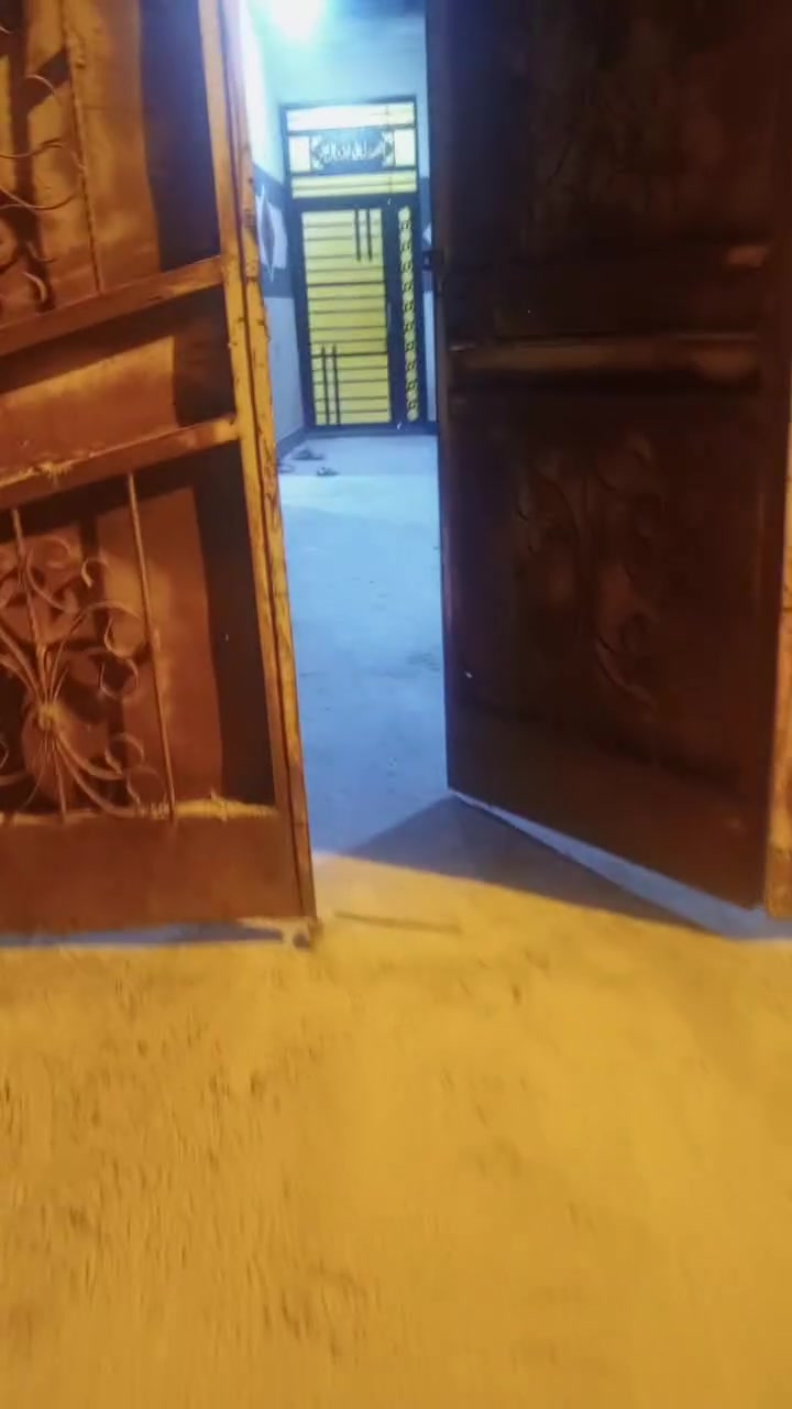 المساحة الكلية: 250 متر مربع.
مساحة البناء:180متر مربع.
الحوش (الكراج): كبير 
التفاصيل الداخلية 
 غرفتين النوم واسعة + موزع الغرف +
الاستقبال: صالة واسعة + ديوان منفصل للضيوف.+ مطبخ 
 الصحيات: حمامات داخلية + حمامات خارجية 
مناور: عدد (2) منور لتوفير التهوية والإضاءة للبيت. يتوفر خدمات في المنطقه ماء اساله وماء ارتواز وكهرباء
السعر المطلوب: 35 (مع وجود مجال بسيط للتفاوض (للجادين) الموقع شارع المهندس مقابيل علي شداد الفارس*********** ////***********
