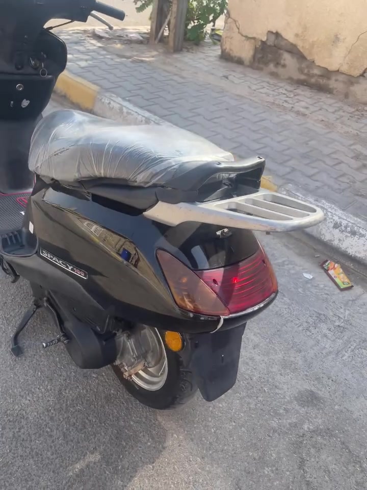 سلام عليكم دراجه للبيع ماليزي كلوب مابيهه طافي مكينه مفتوحه مره وحده مكان دراجه داموك سعر ٣٧٥ بيهه مجال شي قليل مكلفه بنشرالستفسار على رقم /***********
