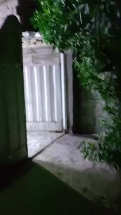 السلام عليكم عندي بيت للبيع نهاية حي العامل تجاوز والبيت نضيف ومرتب بي غرفة ومطبخ وصالة وحمامات داخليه وخارجية ومنور وطارمة كبيرة سقوف ثانوية والارضية سيراميك ثريات بي سخان  وماطور ماي ومغسلة خط وطنية ومولدة شارع برج نت الاستفسارة الاتصال ***********
