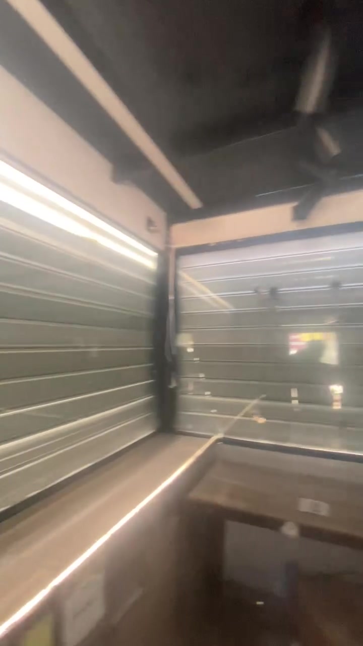 كشك للبيع طول مترين ونص عرض 2 تفاصل جديد قبل شهرين فصلتة حديد قوي جنل ابو 4 كبنكات جاج داخلي ١٠ملم كهربايات كامله بس تربط حار وبارد 
تفاصيل اكثر اتصل واتساب***********

