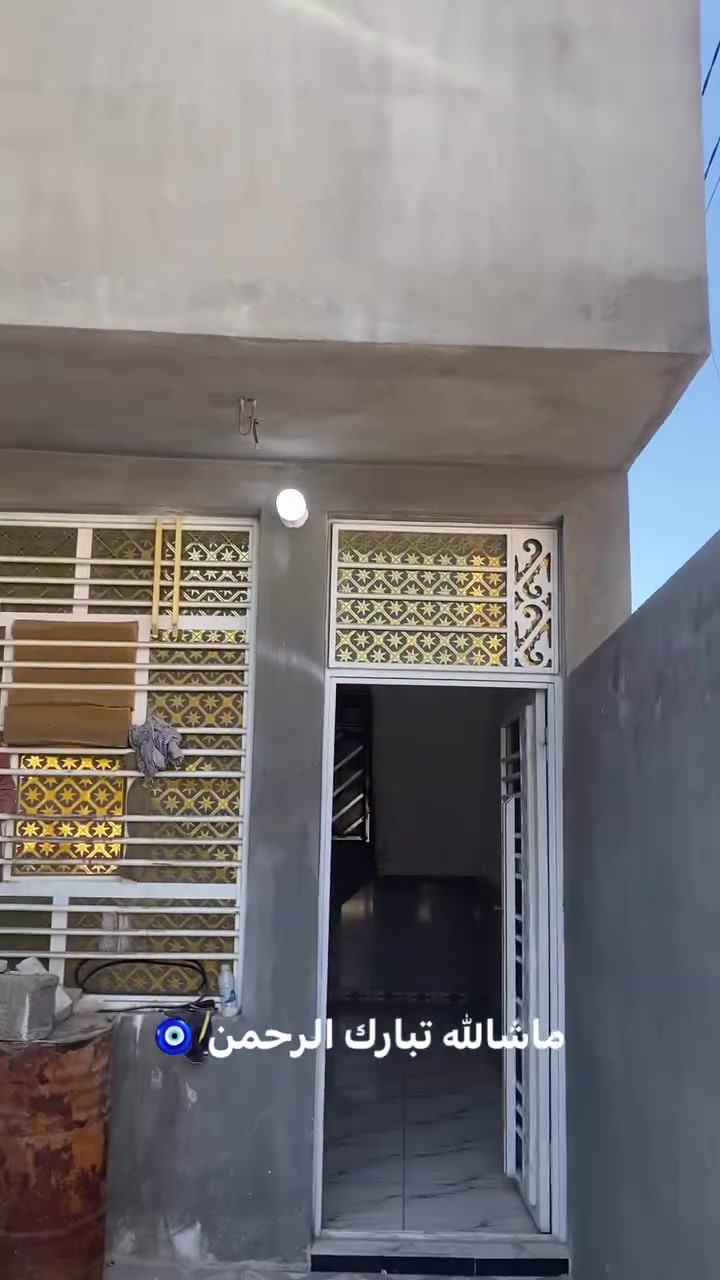 السلام عليكم 
بيت (ركن) المساحه 105م  سنه البناء 2025 بناء درجه اولى طابوك وسقف كونكريت يحتوي على استقبال وغرفه نوم ومطبخ وصحيات خارجيه وصحيات داخليه البيت داير سيراميك ونضيف 
يحتوي منور واسع سطح فرشي البيت بنائه كله درجه اولى بيت نضيف جدا جدا  كافه الصور والفيديوات موجوده بالمنشور 
الموقع حي المعليمن ~ شارع محمد الجواد قرب المولده الثانيه 
اي استفسار اتصال على الرقم 
***********
