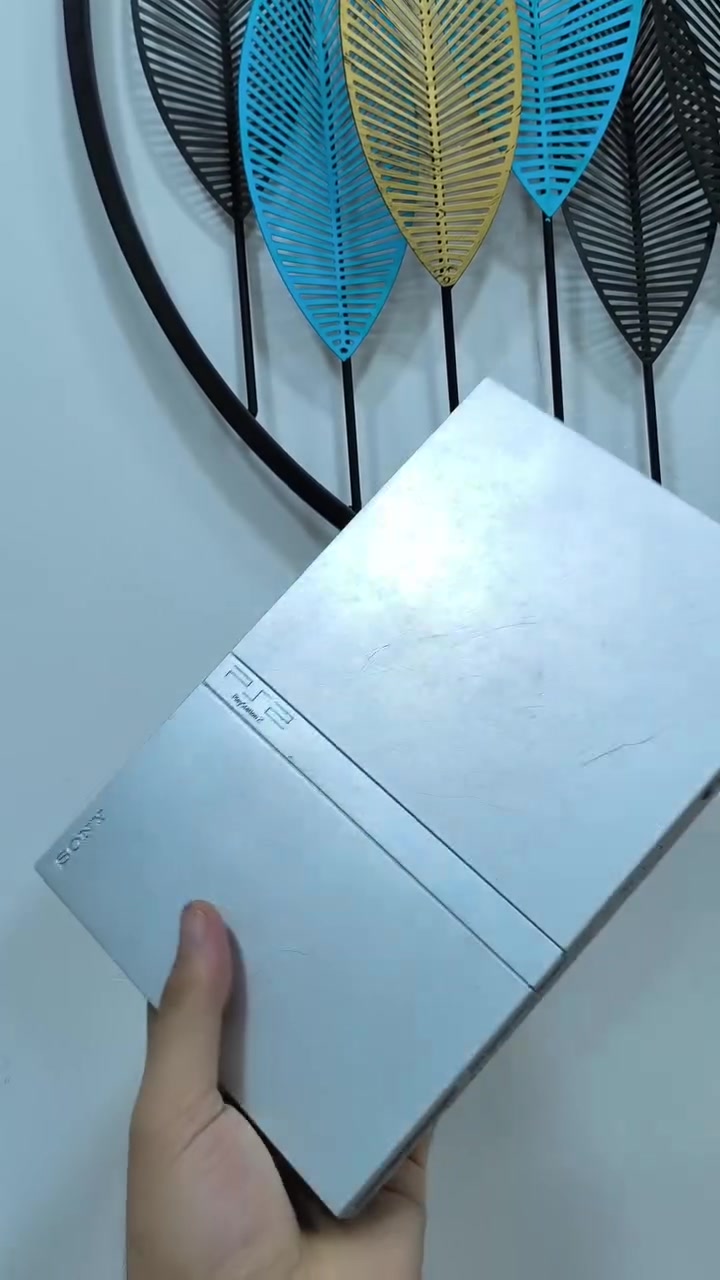 Playstation2 silver edition
بلي تو سيلفر كله بلادي ممصلح ممفتوح بعده بليبل الشركة 
مهكر وجاهز شغل والعب 
نظافة جيدة 
ويا يدات 2 
فلاش 
ميموري 
كيبلات جاهزة 
السعر 70 الف مع التوصيل 
عنواني حلة 
***********
