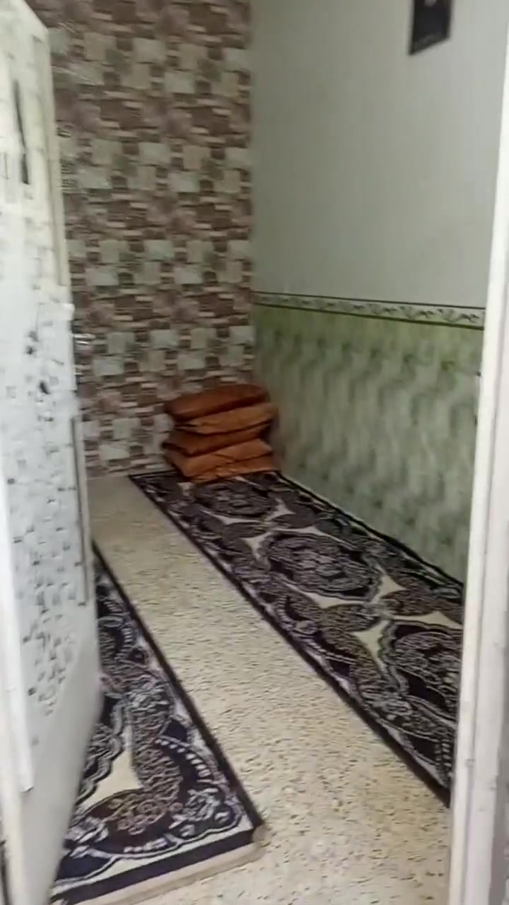 بيت للبيع  نهاية شارع 100 حي الزهراء في بداية الظباط الثانية مساحة 80 متر طابق ونص يتكون الطابق الأرضي من تواليت خارجي وغرفة استقبال ومطبخ وحمام وغرفة نوم والطابق الثاني حمام وغرفة سقف الطابق الثاني ساندويتش بنل للاستفسار الاتصال على ***********
