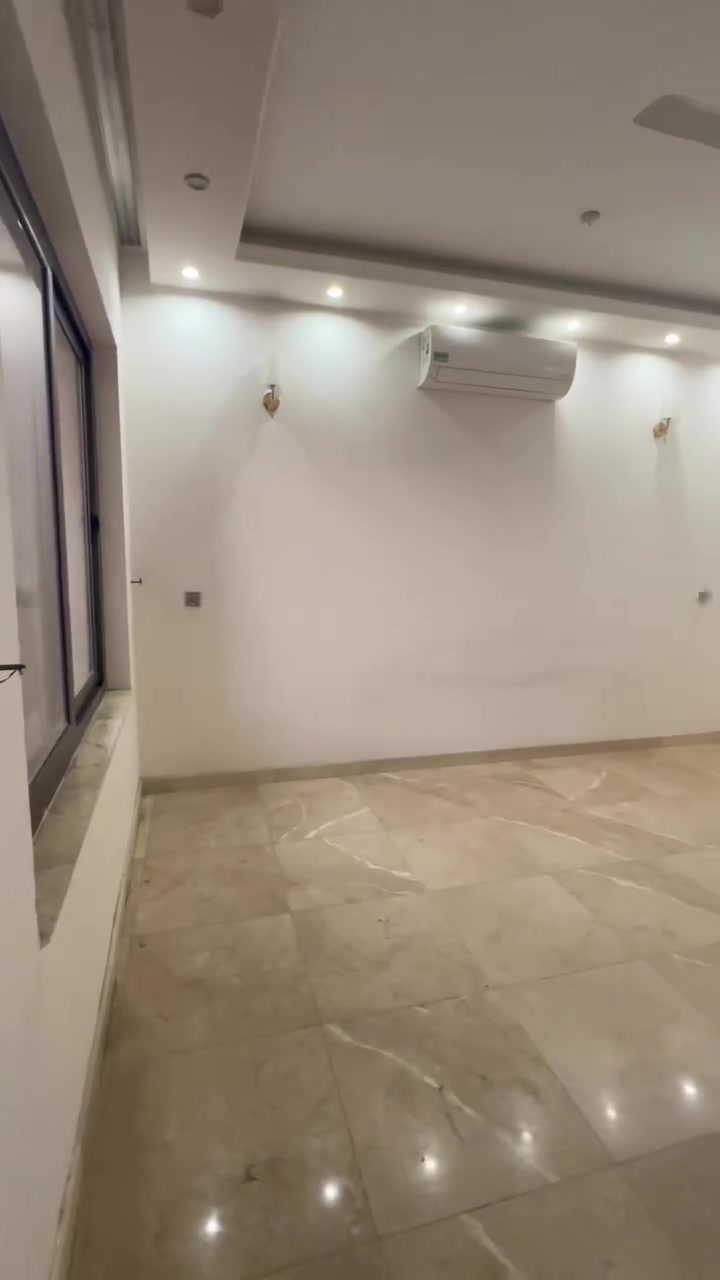مشتمل ارضي للايجار
العنوان حي الجامعة مساحة 150 متر 
يحتوي على غرفتين نوم وصاله ومطبخ مجهز بالكاونترات وصحيات وطرمة خارجية ومجهز بالسبالت 
***********
