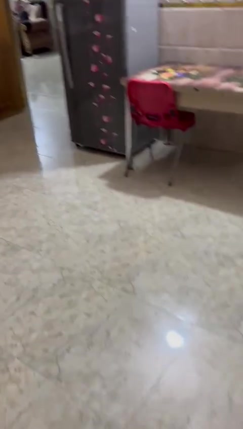 سلام عليكم بيت اللبيع ميتين متربشارع المركز البيت يتكون من خمسة غرف نوم واستقبال وصاله ومطبخ وصحيت داخل وخارج  الستفسارعلى هاذه الرقم ،،***********
