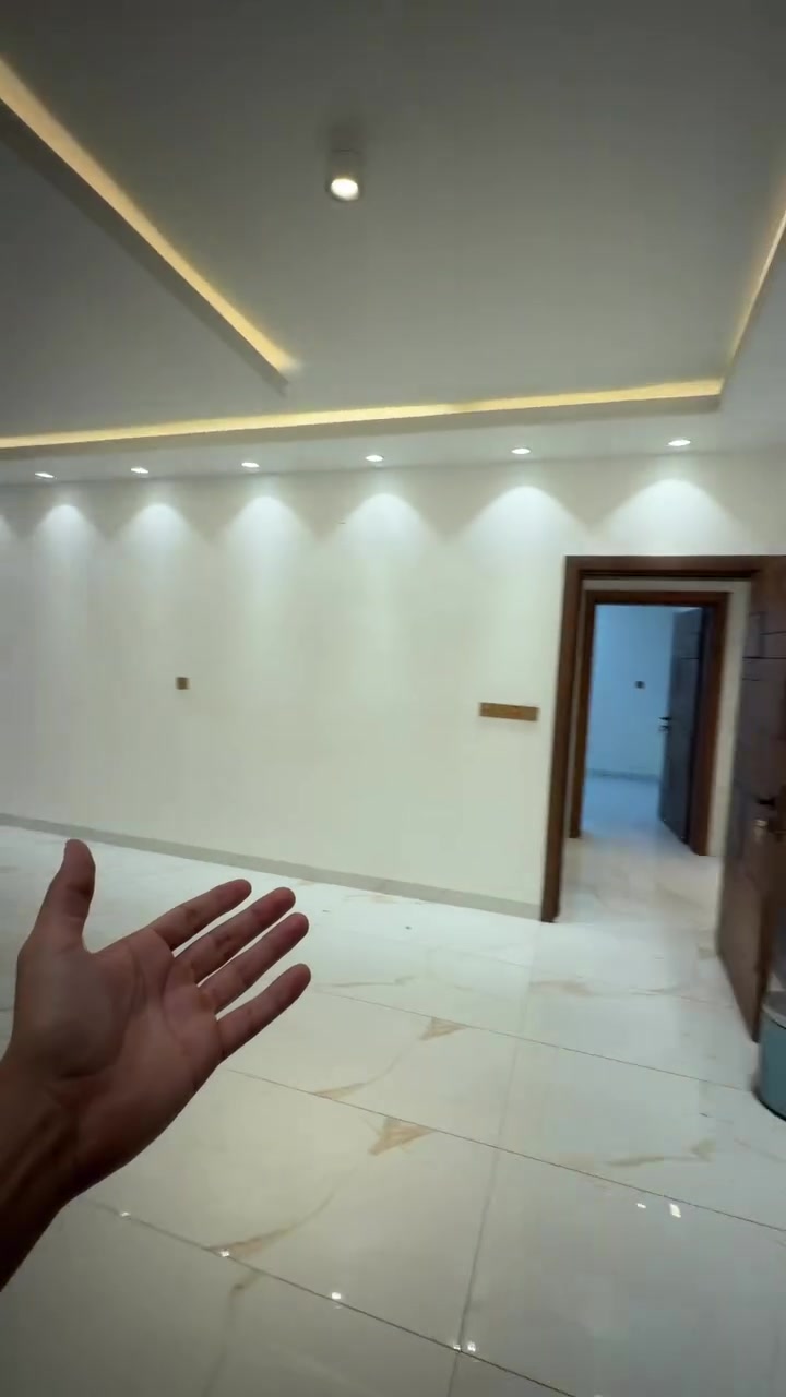 🔱 دار حديثة شبه تجارية للإيجار 🐋

📍 الموقع: اليرموك

📐 المساحة: 350 م²

🏡 مواصفات العقار:
⭕️ 12 غرفة
⭕️ 8 حمّامات
⭕️ كراج واسع
⭕️ الطابق الأرضي: 6 غرف
⭕️ الطابق الثاني: شقتان، كل شقة تضم 3 غرف
⭕️ سبالت (مكيفات سبليت) جاهزة
⭕️ مطبخ كاونترات حديث
⭕️ منظومة كاميرات مراقبة
⭕️ العقار زيرو، غير مستخدم
⭕️ موقع مميز جدًا، مناسب للشركات، المكاتب، العيادات، المعاهد، أو السكن الراقي.

💰 السعر: اكتب تم في التعليقات أو راسلنا لمعرفة السعر والتفاصيل.

📞 للتواصل والاستفسار:
***********
🟩 نستقبل جميع العروض والطلبات العقارية.
📸 كما نوفر خدمات تصوير وتسويق العقارات باحترافية.

✨ عقارات الأكرم… ثقتكم عنوان نجاحنا.

#عقارات_الأكرم #عقارات_بغداد #عقارات_العراق #اليرموك #بغداد #بيت_للإيجار #دار_للإيجار #عقار #عقارات #استثمار_عقاري #شركات #مكاتب #مقر_شركة #عيادات #الكرخ #العراق #Baghdad #BaghdadRealEstate #CommercialProperty #OfficeSpace #LuxuryProperty #ForRent #Reels #Explore #FYP
