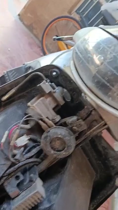 سلام عليكم دراجه فراشه للبيع دراجه صارله فتره متروكه ولمحرك ميشتغل ورايده دراجه 250 وبيه مجال دراجه ياباني وهذا رقمي للستفسار عن الدراجه ***********
