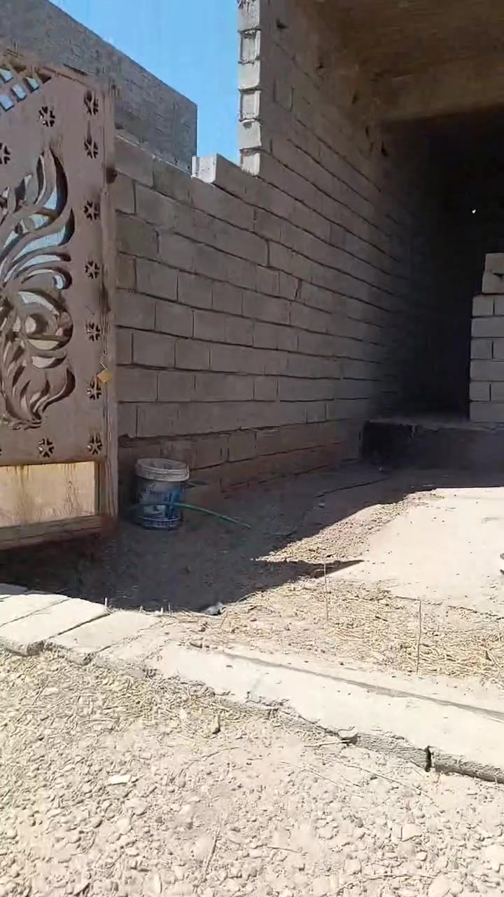 هيكل 200م للبيع خارطة وديكور وتصميم وبناء درجة اولى طابو زراعي سند 25 مكاتبه مع صاحب السند خدمات ماء وكهرباء وتبليط وخط مولد وإنارة ومجاري يتكون من استقبال وغرفتين نوم وصاله ومطبخ وصحيات داخليه وخارجية واستارة وسياج وبيتونه نقص سقف ام العضام شارع الملعب من جهة السده السعر 55 مليون وقابل للتفاوض تفاصيل اكثر داخل الفيديو للاستفسار خاص او ***********
