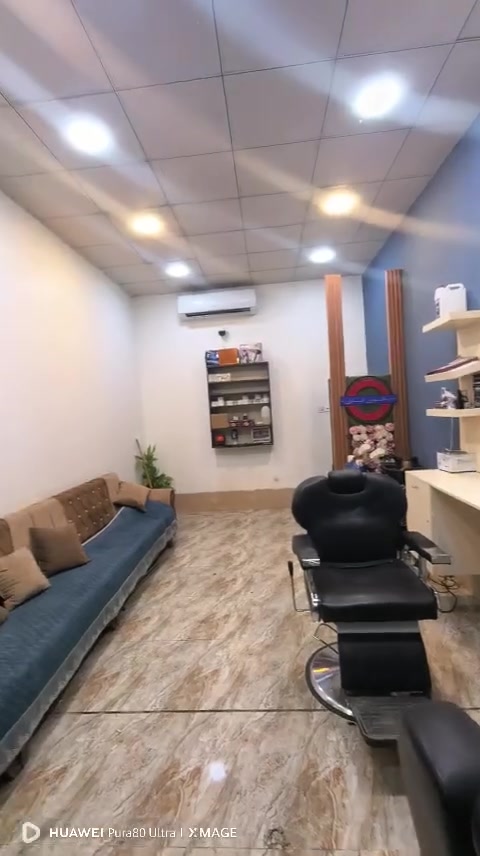 السلام عليكم صالون حلاقة كامل متكامل للبيع الموقع حي الجمعية مجمع مكة مقابل المستوصف سعره مناسب والصالون جاهر للمباشره فورا وأيجاره مناسب مع ذالك مدفوع التأمينات ما ناقص اي شي تباشر گبل للأستفسار الاتصال على الرقم *********** .
