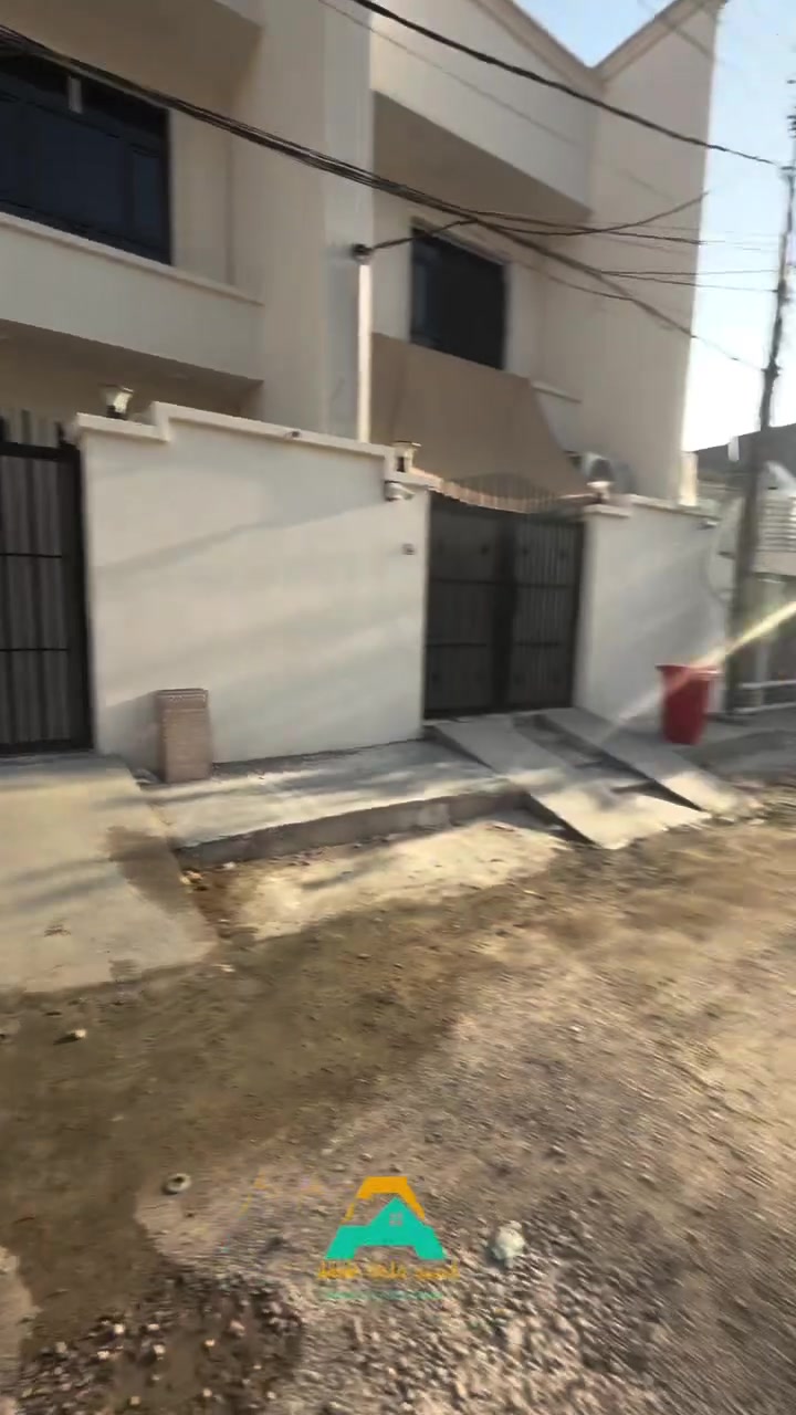 بيت للبيع طابو صرف المساحة 
١٠٠ متر يحتوي على الطابق الاول غرفة نوم وصالة ومطبخ واستقبال الطابق الثاني وصالة وغرفتين وصحيات الموقع بعقوبة التحرير للاستفسار ***********
