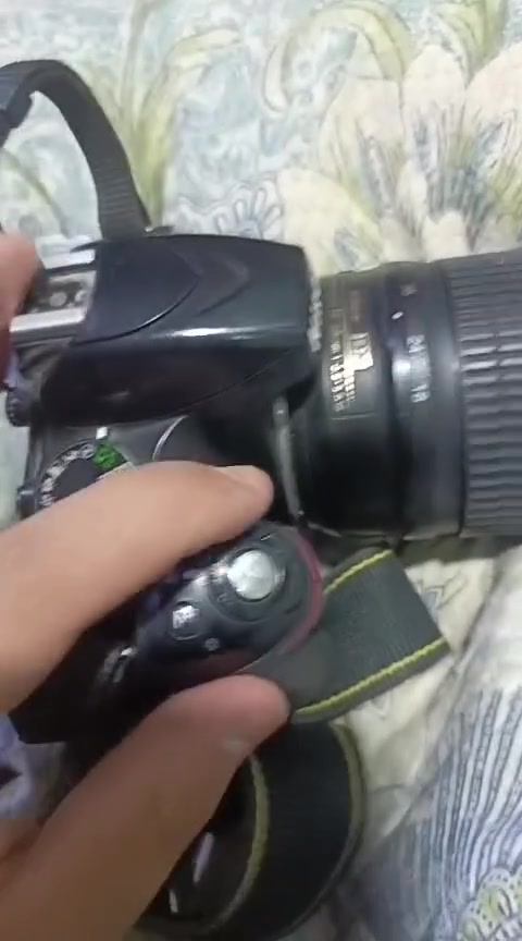 كامرة Nikon D3200
عدسة كِت من نوع 18–55mm
وياها بطارية وشاحنة وجنطتها

سعرها 250 وبيها مجال قليل
***********
