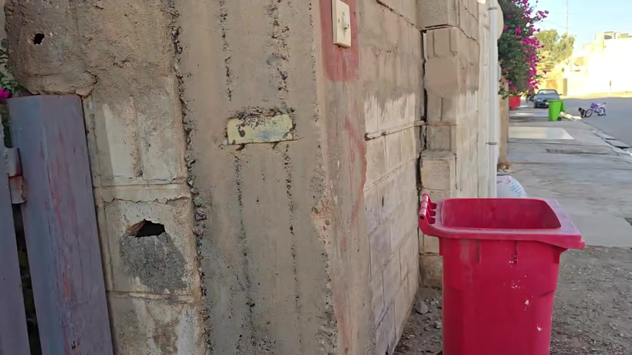 دار للبيع نوع بيوان B1 في مرحلة السمنت مقابل الفوج نظيف وجاهز للسكن كما موضح في الفيديو السعر ٤٦ مليون وبي مجال بسيط للتواصل ع الرقم ***********
