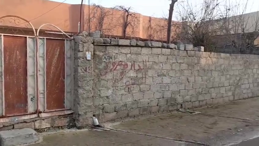 السلام عليكم عندي بيت بل سادس 
السعره القديم 60 السعر الحالي50
مساحته 200 
بيه غرفه واستقبال وغرفه ومخزن خارجي
وصحيات داخليه وخارجيه 
ومطبخ وهول وحديقه 
للتواصل***********

