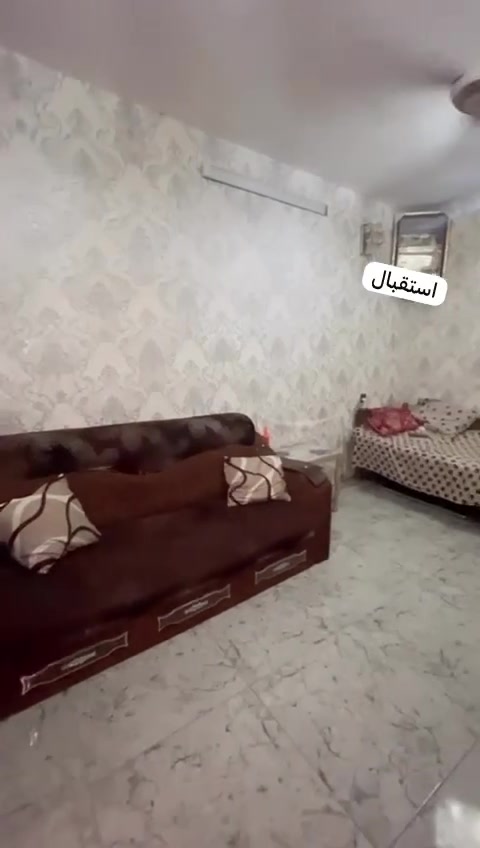 السلام عليكم بيت 🏠 للبيع   المساحه 100م زراعي  يحتوي على غرفه نوم ومطبخ واستقبال وهول وصحيات ومخزن بلسطح. 
العنوان قبل سيطره سبع قصور قرب مطعم المائده فرع اسواق الرسول 
للستفسار على رقم ***********
