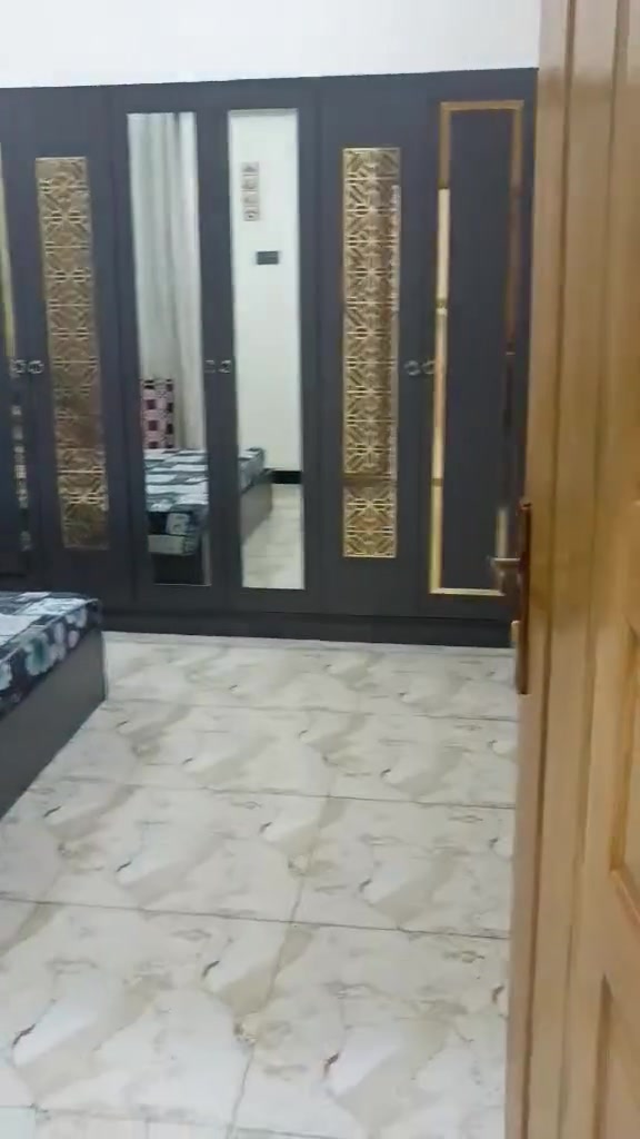السلام عليكم بيت للبيع🏠
🟦الموقع العنوان//حي الزيتون 

🟦تفاصيل المنزل // طابو صرف-المساحه 150 متر-الواجهيه 15

النزال 10.

🟦الخدمات//رصيف جديد شارع سبيس عن قريب تبليط ماء كهرباء قريب عل طريق سريع موقع مميز اقرب نقطه صيدليه المينا .

🟦يتكون المنزل//ثلاث طوابق يحتوي- الاول-غرفه +صحيات خارجيه وداخليه وحمام +منور+مطبخ+صاله+استقبال. 

🟦الطابق الثاني-ثلاث غرف+صحيات كامله +صاله+باب للطابق الثالث. 

📱للاستفتار// الاتصال عل رقم *********** او واتساب ***********

نص مكتوب في الصور:
- CAMON 20 Pro 24mm f/1.7 1/100s ISO66