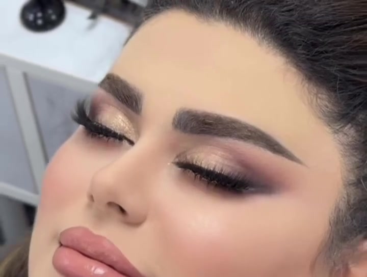 ✨ عــرض العــرايــس رجــع إلكــم ✨
والحجز لفترة محدودة فقط 🤍
👰🏻‍♀️ عروس يوم واحد — 300 ألف فقط
يشمل: 💄 مكياج
💇🏻‍♀️ تسريحة
👁️ رموش + عدسات
✨ حفافه
🧖🏻‍♀️ تنظيف بشرة
💅🏻 تركيب أظافر
🤍 بودرة جسم
👰🏻‍♀️ عروس بدون إضافات — 250 ألف فقط
🌸 عروض المدعوات:
💄 مكياج فخم — 35 ألف
💄 مكياج بسيط — 25 ألف
💇🏻‍♀️ تسريحة شعر طويل — 30 ألف
💇🏻‍♀️ تسريحة شعر متوسط — 25 ألف
🎓 مكياج مناقشة / تخرج — 50 ألف
🎁 الرموش مجاناً
👭 وإذا كنتن مجموعة، إلكم خصم خاص 🤍
📍 العنوان: حي الجزائر، شارع الخدمي، مقابيل ريف دمشق، مجاور مجمع الكوخ العائلي
📞 للحجز والاستفسار: ***********
✨ الأماكن محدودة، احجزي موعدج من هسه وخلي طلّتج علينا غير ✨
