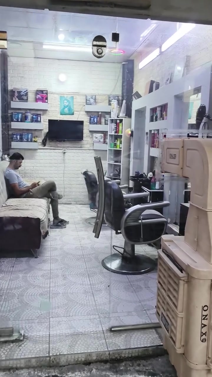 محل حلاقه للبيع لعدم التفريغ بلديات شارع حسينية سيد صلاح المكصوصي متواجد فيس اوالاتصال ***********

