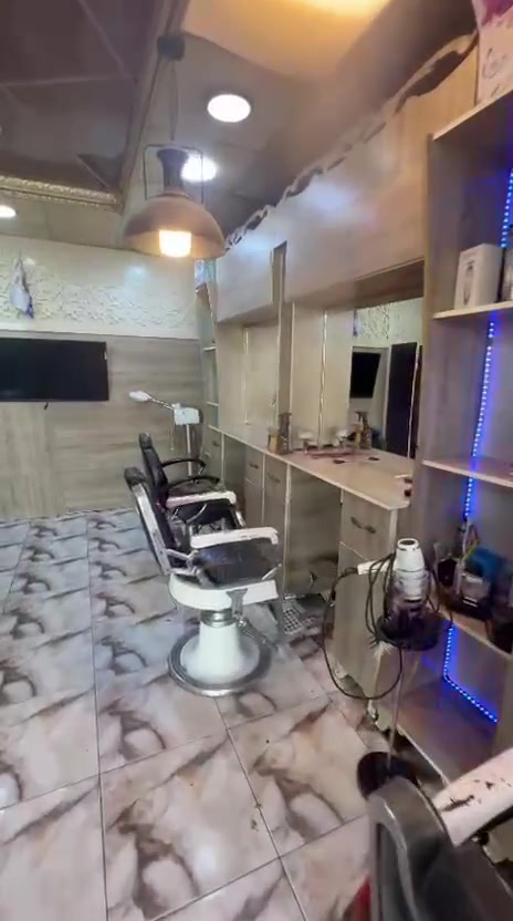 السلام عليكم غراض محل كامل اربع كراسي ميز نضيف مكاين حلاقه شسوار محل جاهز للبيع العنوان كركوك وهاذ رقمي ***********
