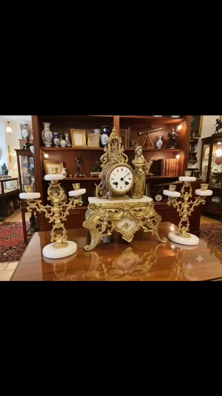كروب فرنسي قديم ، مكون من ثلاث قطع ( ساعة وشمعدانات من طراز نابليون ) حيث يعود للفترة من اواخر القرن الثامن عشر للامبراطورية الثالثة ، مصنوع يدويا ومرصع  برخام الاردواز ومطعم ومعرق بتفاصيل وزخارف برونزية وارجل على شكل مخالب النسور ،،،
***********     واتساب
كروب فرنسي قديم ، مكون من ثلاث قطع ( ساعة وشمعدانات من طراز نابليون ) حيث يعود للفترة من اواخر القرن الثامن عشر للامبراطورية الثالثة ، مصنوع يدويا ومرصع  برخام الاردواز ومطعم ومعرق بتفاصيل وزخارف برونزية وارجل على شكل مخالب النسور ،،،
