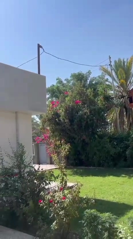 السلام عليكم يتوفر  دار للبيع مساحته 900 متر البيت جداً نظيف سيراميك كله باقي التفاصيل اتصال أو واتس اب العنوان ناحية الوجهيه المدخل للأستفسار:
***********
***********
