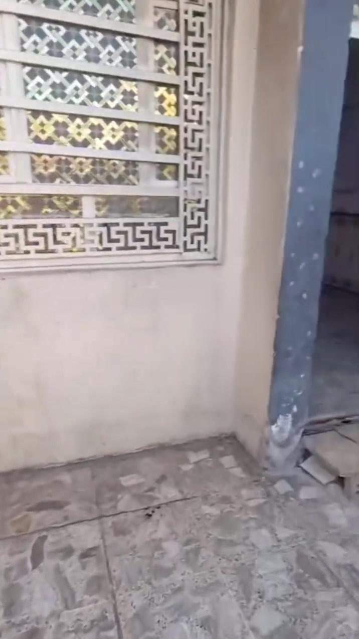 بيت للبيع ب منطقت البلديات بضهر ملعب الحبيبيه المساحه 100 متر مربع غرفتين و صاله ودوانيه مدخلين واحد ع المطبخ واحد ع الدوانيه و ملحقات كامله طابق واحد 
منطقه نضيفه و مرتبه البيت صاير ع شارع العام كهرباء مجاري كله كامل السعر خاص ***********3
ملاحضه بدون دلاليه البيع مباشر
