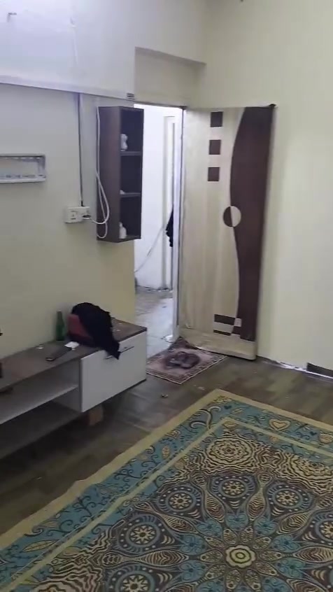 السلام عليكم شقة للايجار في منطقة حي اور يم فلكه صباح الخياط مقابل جامع عمار بن ياسر الشقة غرفتين و صالة و حمام وتواليت و مطبخ غرفه 3x2.5 و غرفه 3x4 و الصالة 3x4 المطبخ 3x2.5 الشقة مضلومه بالتصوير بالحقيقة احلة بهواي سعر الايجار 250 للاستفسار *********** او علخاص
