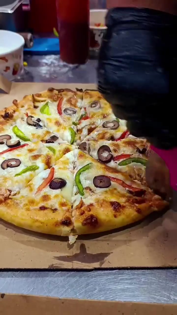 بيتزا بالخضار • بيتزا بالشاورما • بيبسي