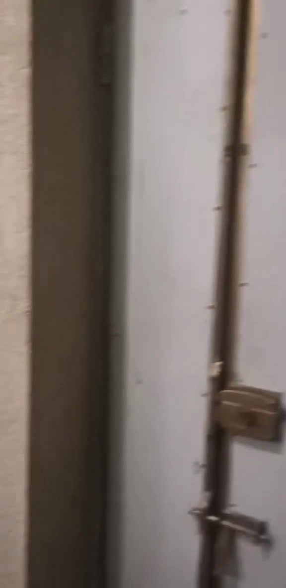 السلام عليكم ورحمة الله وبركاته  بيت للبيع المساحه ١٠٠ مربع ١٠×١٠ طابق  واحد  بناء ٨٠ متر والباقي كراج صغير وحديقه بناء غرفة نوم +استقبال و مطبخ مفتوح على الصاله طبعا الاستقبال معزوله بابها كبل من الطارمه الدرج خارجي العنوان كربلاء شارع  المطبعه مو الفرع التبليط القبله نهاية الفرع مكتبت العلم مباشر من صاحبت البيت السعر ١٢٠ وبي مجال مستعجل على البيع للاستفسار *********** ابو علي علما البيت حاليا امئجر ٢٥٠ الشهر
