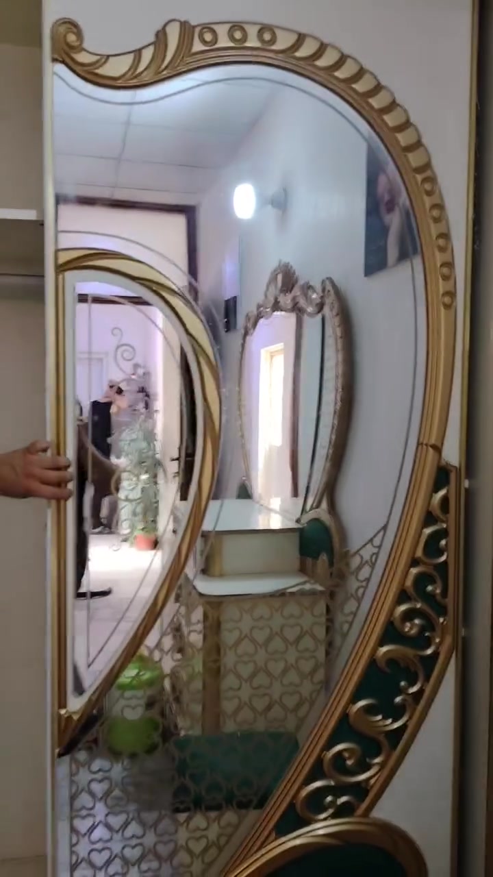 السلام عليكم تخم للبيع ثقيل مستعمل شهرين جديد وغرفة مستعملة من النوع الثقيل مرتبه بيبان سلايت للعلم الغرفة البارحة فتحتها تجي تجيب سيارة وتاخذها مفتوحة وجاهزة 
للاستفسار الاتصال على الرقم ***********
