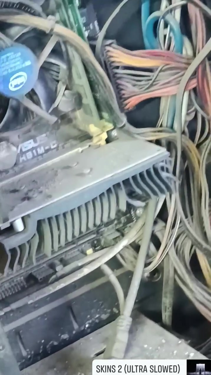 السلام عليكم اخوان 
خدمة مساعدة الفقير 😁
ال pc مالتك كاتله التراب
 صارلك شكد ما منظفه 
لتحتار ولتودي محلات الصيانة
 الي اول متسلم عليه يكلك ب 25 و ب 50
جيبه يمي واني انظفلكيا وابدلك المعجون واسويلك كيبل مانجمنت(ارتبلك الكيبلات) ب 15 الف بس وادزلك تصوير قبل واثناء وبعد العمل وتجي تستلمه وتفحصه بيدك 
للمعلومات ارقى المواد استعمل ف لا احد يجي ويسقط  
*ملاحظة اشتغل من البيت مكان حاليا ماعدي تريد تجيني للباب وتسلمه من الباب تريد ادزلكيا توصيل الشغل مو عيب 
للتواصل/ ***********

المقطع الثاني طلب فقط تنظيف مو ترتيب كيبلات
