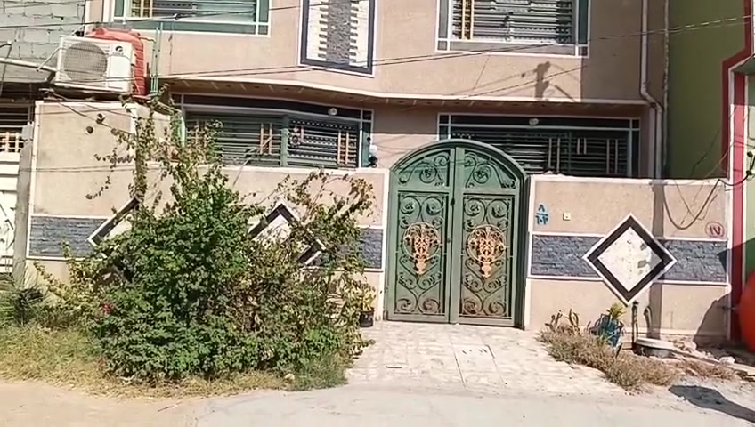 بيت للبيع – كربلاء المقدسة/ الشبانات  / شارع  الشهيد الزاملي
📐 المساحة:
100متر²
طابو زراعي – سند 25 – 

🏗 البناء:
طابقين ونصف – بناء جديد

🔌 الخدمات:
ماء، مجاري، كهرباء متوفرة
ملاحظه يباع مع الاثاث

✨ المواصفات:
▪️ 3غرف نوم
(غرفتان بالطابق الثاني واحده بالطابق الثالث

▪️ استقبال واسع
▪️ صالتان  بالطابق الأول والثاني
▪️ مطبخ
▪️ صحيات داخلية عدد2 وخارجية1
▪️ مناور عدد 1

📩 لمزيد من التفاصيل راسلني خاص

📞 للتواصل:
***********
ابو ياسر

📱 واتساب متوفر 👆
أو مراسلة خاص
**ملاحضة: يبعد عن مرقد الامام الحسين ع كيلوين فقط
