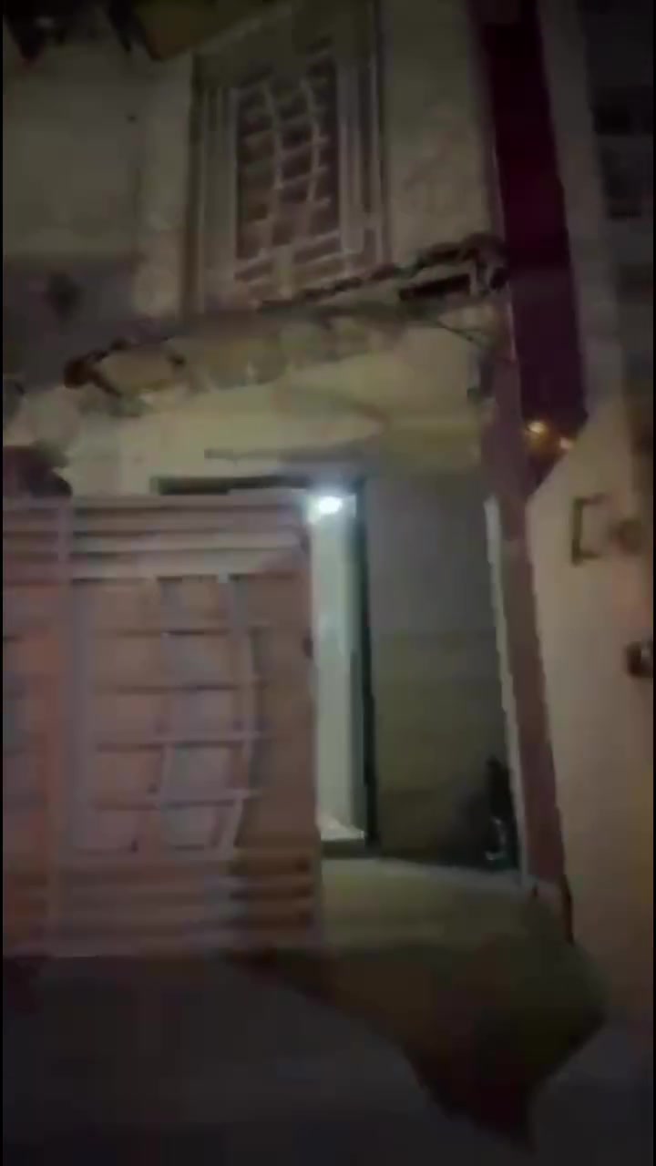 بيت للايجار مساحه 60م 3طوابق يحتوي على صاله ومطبخ وصحيات 2 و2غرف نوم ومخزن موقع البيت الكراده شارع 42 ايجار البيت 950الف  للتواصل *********** #اكسبلور #ايجار #عقار #بغداد #العراق
