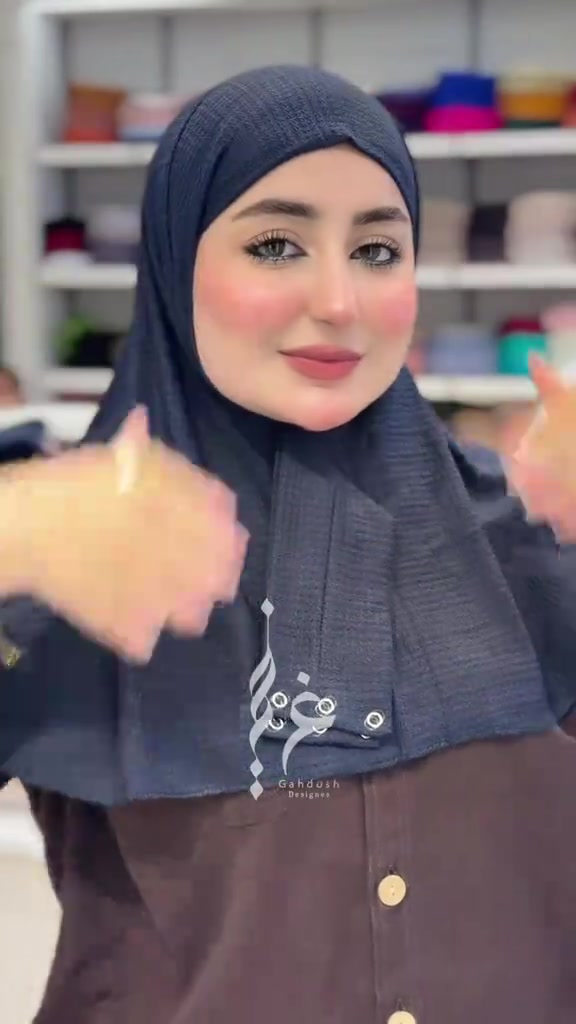 للحجز واتساب  ***********

نص مكتوب في الصور:
- حجاب واحد يغنيج عن الهاينك؟!
- غيم
- Gahdosh
- Designs
