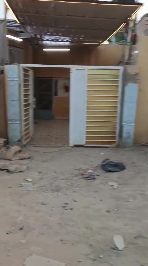 السلام عليكم دار للبيت 200 متر حاوي العباس خلف الامام العباس  حي الصدرين عشارع الرئيسي ماي مجاري كهرباء  كله بالباب كامله باقي بس الصب  السعر 50 مليون وبي مجال  هذه رقم صاحب الدار  ***********
