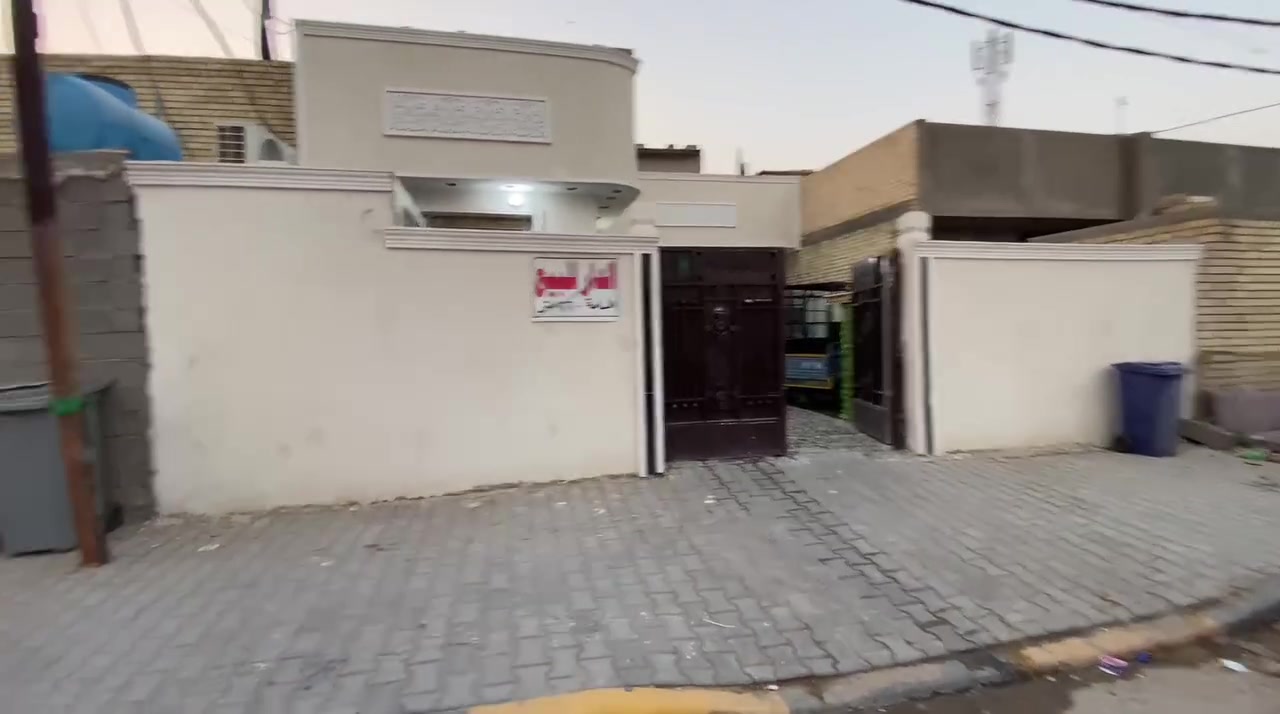 السلام عليكم بيت للبيع المساحه 220 موقع البيت مدينه الصدر حي طارق شارع القديم قرب ابو اكرم الكصاب قريب على شارع العام للاستفسار ***********

