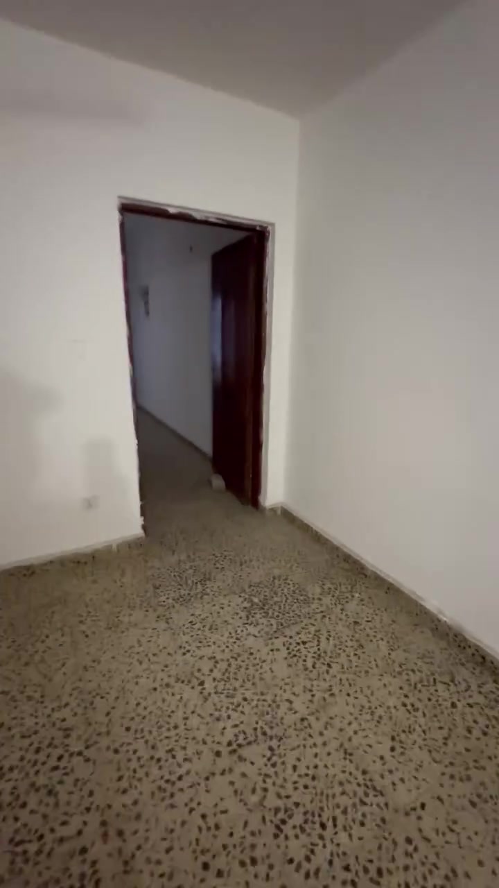 شقه للايجار مساحه 125 متر تحتوي ع غرفتين وغرفه اطفال وخدمات طابق ثاني  مدخلها وبابها وحد سطح وماطور منفصل جديده مو بنايه شقق لا مجرد شقتين واهل السكن يسكنون بيها شارع الضغط مقابيل دائره الكهرباء سعرها 400   للاستفسار ***********
