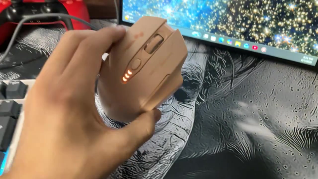 للبيع تواصل واتساب *********** 

🖥️ مواصفات التجميعة (PC Build)
‎ المعالج (CPU): AMD Ryzen 5 5500 (3.60 GHz)
 كرت الشاشة (GPU): GALAX NVIDIA GeForce RTX 5050 (8 GB)
‎ اللوحة الأم (Motherboard): GIGABYTE B550M K
 الذاكرة العشوائية (RAM): 16 GB (3200 MT/s)
 التخزين (Storage): 1 TB (SSD/NVMe)
‎ مغذي الطاقة (Power Supply): Rocket 650W (80 Plus)
 الكيس (Case): HeroGear Gaming Case (مزود بـ 6 مراوح ARGB + مبرد معالج إضافي)
‎ نظام التشغيل (OS): Windows 11 Pro
‎🖥️ الشاشات (Monitors)
1. الشاشة الرئيسية: GIGABYTE شاشة منحنية (Curved) عالية الأداء للجمينج.
2. الشاشة الثانوية: MASS شاشة رأسية/عمودية (Vertical Monitor).
⌨️🖱️ الملحقات والملحقات الإضافية (Peripherals & Accessories)
 الكيبورد الأول: KEMOVE Mechanical Gaming Keyboard (RGB)
‎ الكيبورد الثاني (بالكرتون): Jertech STARS KM170 Gaming Combo (Full Size Keyboard + Mouse)
 الماوس الأول: ماوس لاسلكي مريح مع إضاءة ومؤشر للبطارية.
 الماوس الثاني: ماوس لاسلكي صغير (مع علبته).
 جهاز منظم الطاقة (UPS): شاهين GS2000VA Offline UPS + بطارية إضافية NEXXT.
 سبيكر صوت: X-BASS Speaker (RGB)
 يد تحكم: DualSense (PS5 Controller) بلون أحمر.
 ماوس باد (Mousepad): ماوس باد كبير يغطي الطاولة مع تصاميم مميزة.
