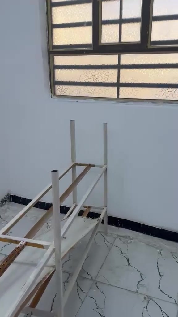 مشتمل ارضي 90 متر صاله 3*9 غرفه مال نوم 3*3 غرفه ثانيه 4*3 مطبخ 3*9 مع حمام  في طي نزال عباس قرب سجاد ابو مولد يم اسواق علي عامري غير متواجد ع فيس الاستفسار ع رقم ***********/ *********** سعر الايجار 400 الف متوفر برء ماء
