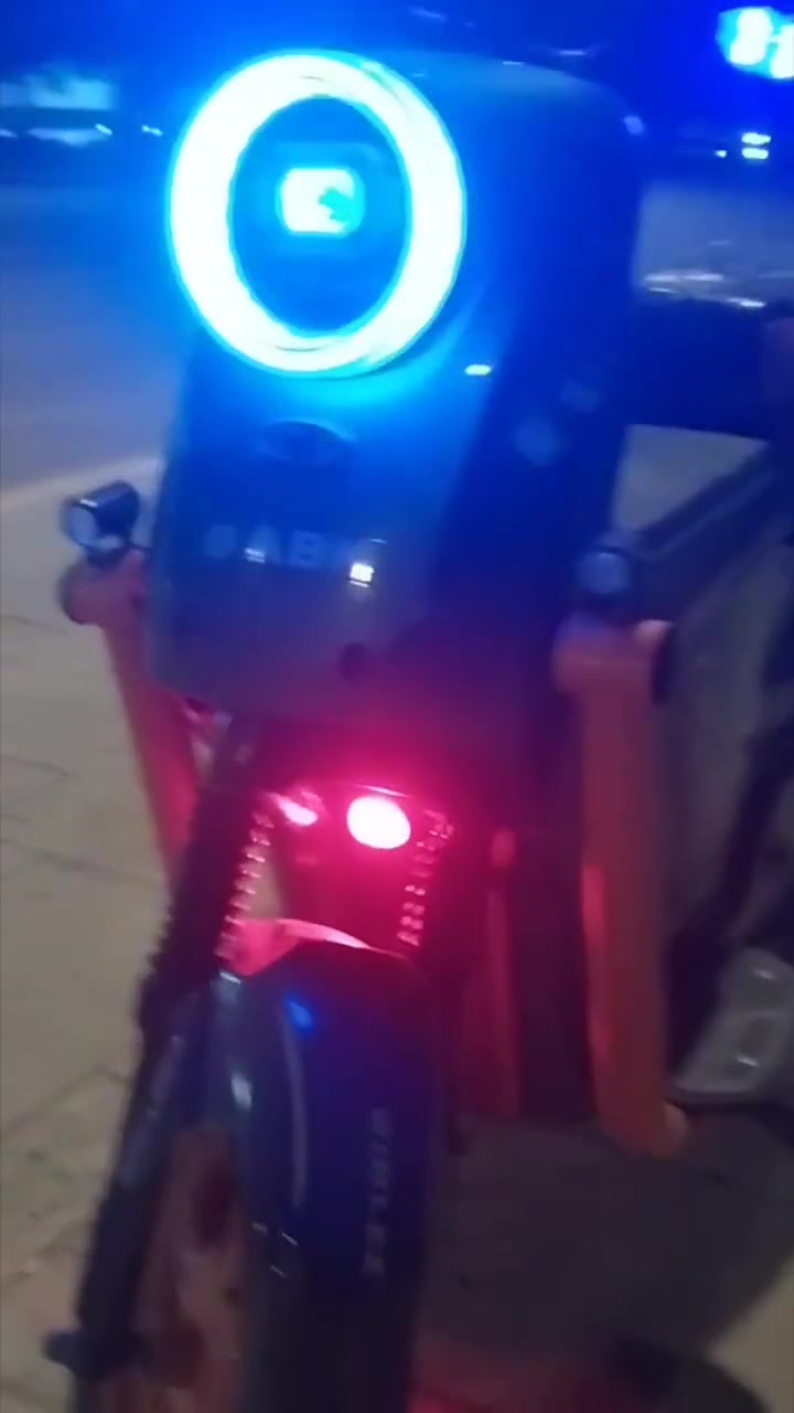 سلام عليكم دراجه اكس ٩٠٠ للبيع او مراوس ماكس عدله او ثعلب  وحسب نضافه اطي فرق كلشي شغال بيها ناقصها بس شاشه بك لايت لورا ما يشتغل بطاريات جدد ٢٤ امبير سعر ٤٥٠ وبيها مجال عنوان بغداد رقم الهاتف ***********
