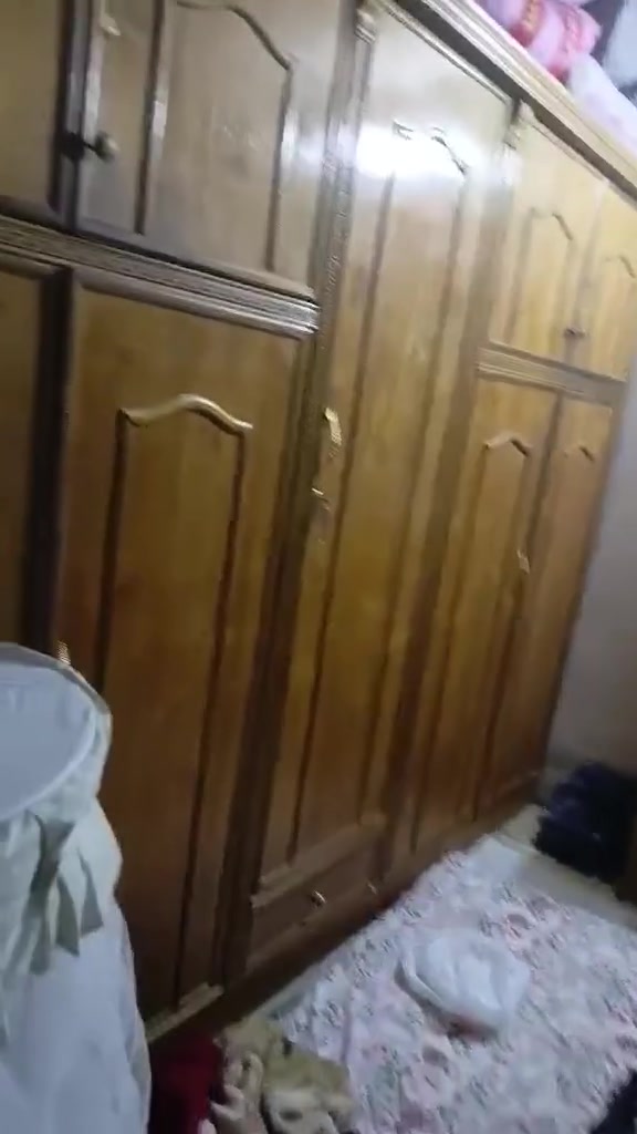 غرفه نوم للبيع خمس بوب ويادوشك وبيها مجال بسيط ب550 ضرر مجر الكنتور ممفتوحه ولامتحركه من مكانها 
***********
