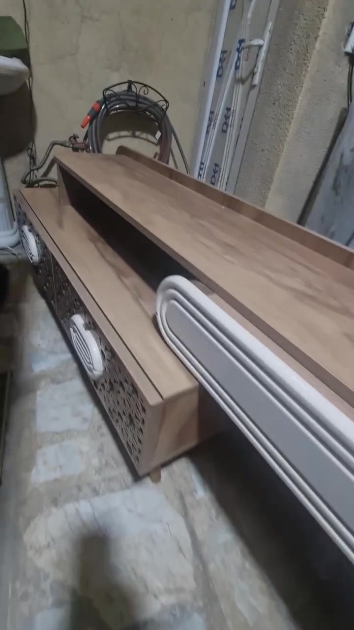 العنوان الغدير ساحة ميسلون 
***********
ميز تلفزيون كلش نظيف باقي بس هاي القطعة كلش تكمة عرضة مترتين اشتريناه من القند قبل فترة والواقع أحلى  السعر ١٠٠ الف

