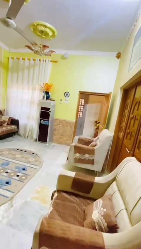 بيت وشقه معزوله للبيع مساحه 260 م في حي اور 
البيت يحتوي 
الطابق الاول : 
كراج كبير واستقبال وهول ومطبخ وصاله وغرفتين نوم واحد منها اسويت داخلها حمام ومجمع صحي داخلي وخارجي ومناور محاطه بلبيت 
طابق الثاني : 
غرفتين وحده منها اسويت وصاله ومجمع صحي 
وشقه معزوله مؤجره حاليا تحتوي على غرفه ومطبخ وستقبال ومجمع صحيات عدد 2 
البيت ترميم جديد ونضيف جدا
البيت شنو نوع ملكيته: طابو لو سند، وهل الأوراق كاملة وجاهزة للبيع؟: 
طابو صرف 
البيع شامل الشقة المؤجرة لو تريد تبيع البيت فقط؟ وكم الإيجار الشهري للشقة حالياً؟: 
ايجار الشقه 250 الف 
شنو السعر المطلوب النهائي، وأكو قابلية للتفاوض لو لا؟: 
400 قابل لتفاوض بقليل جدا 
شنو الخدمات المتوفرة بالمنطقة: ماء، كهرباء، مجاري، وإنترنت؟: 
كلشي متوفر 